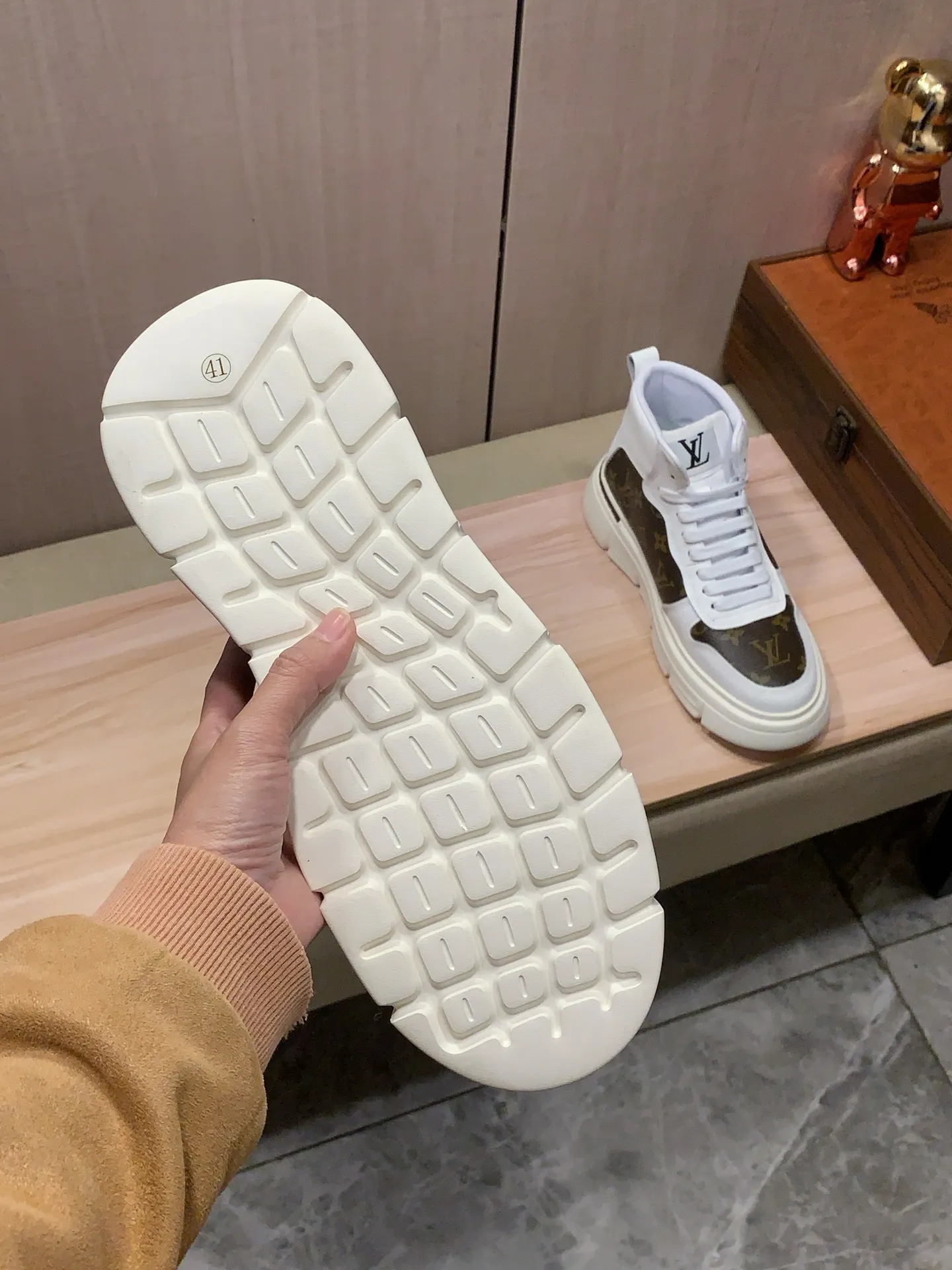 High-top men's shoes 💰442💰💰🎩🎩[Lightning][Lightning] "Lv*" The latest • popular casual shoes, top brand [Seduce] luxury~purchase, top~quality. [Strong] The upper is made of imported breathable cowhide with material ➕ breathable sheepskin feet (•) and fine workmanship. The original stylish and stylish soft rubber wear-resistant and non-slip outsole is light and comfortable on the feet. The real thing looks better when photographed. 122: code: 38-44, 2️⃣ colors selected